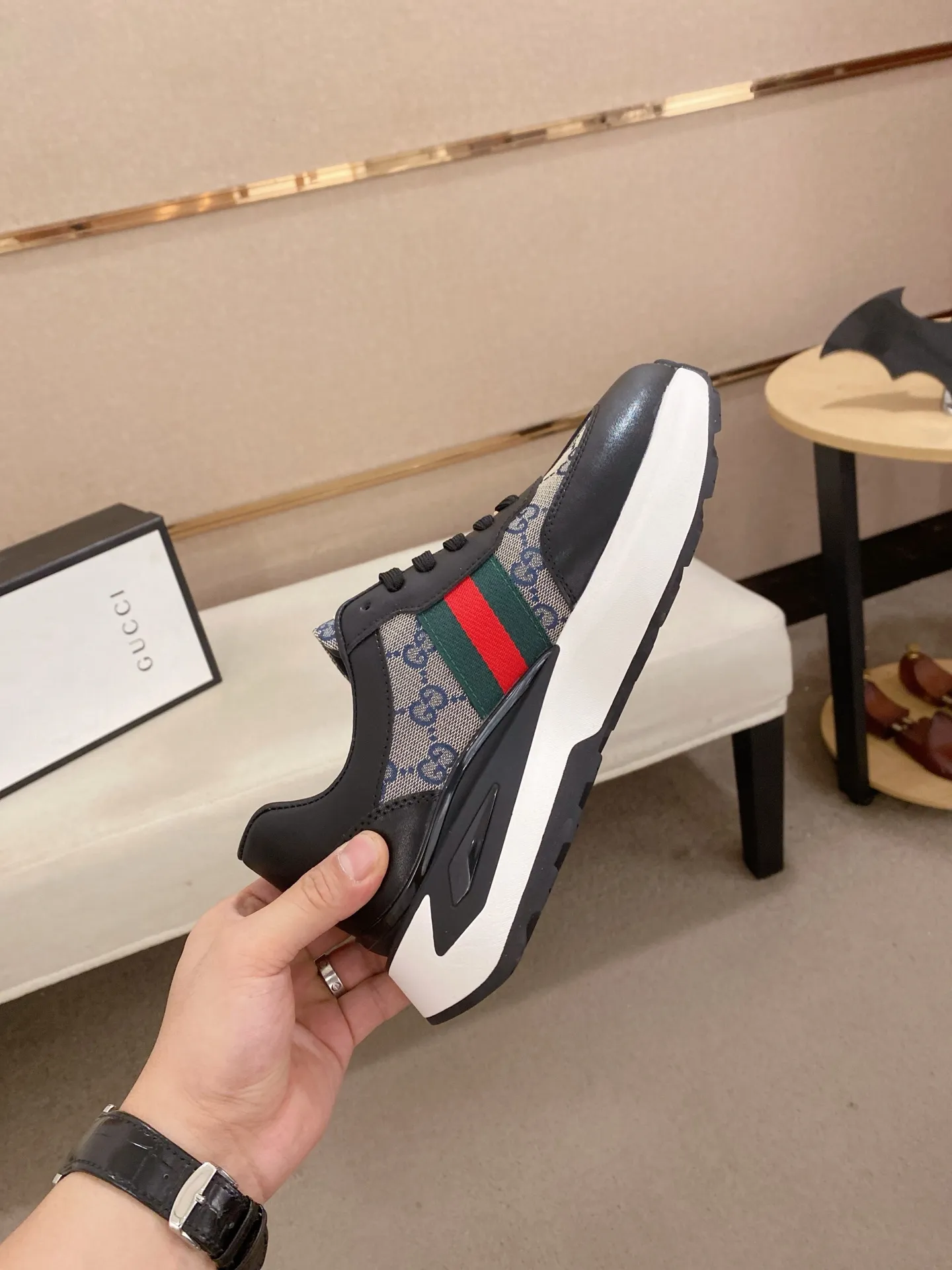 Men's shoes 💰 462💰The new GUCCI (Gucci) counters are launched simultaneously. The new men's shoes, 😘fabrics are selected from imported cowhide, and the lining is sheepskin lining. 👍🏿 High-end ☄️ air-cushion molded anti-slip rubber outsole, exquisite lines, simple and elegant, comfortable and high-end for leisure travel. Code number: 38 to 44 (45 can be customized and cannot be returned or exchanged)